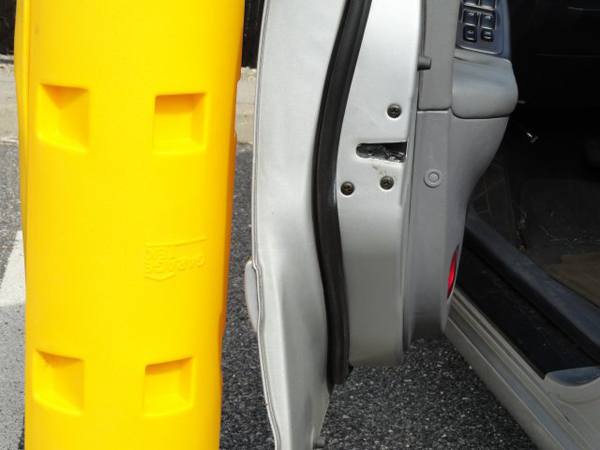 Защита автомобиля от ударов о колонны при парковке