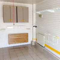 Отделка стен панелями, организация системы хранения с зоной мастерской