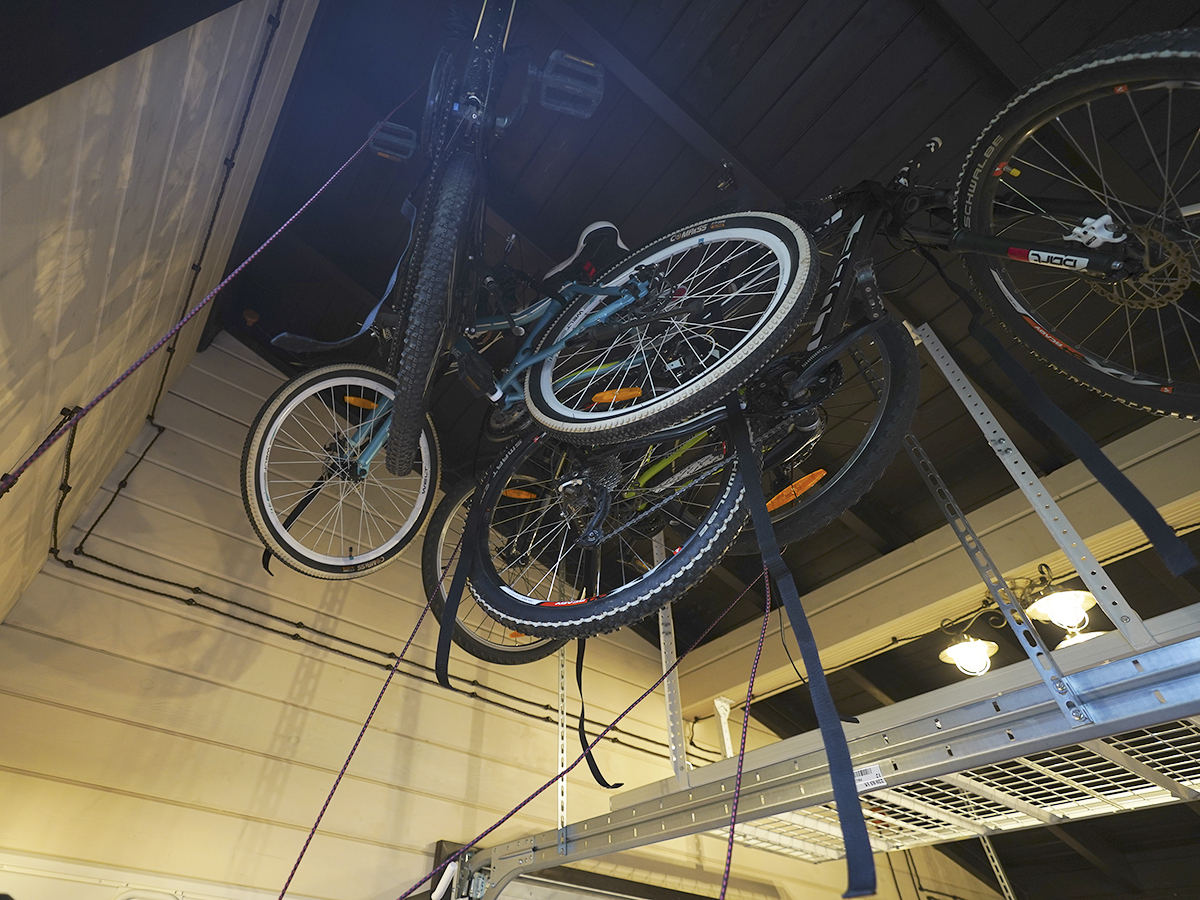как подвесить велосипед в гараже