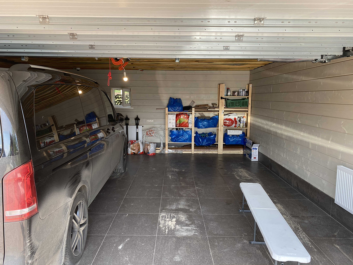 вещи в гараже с низким потолком