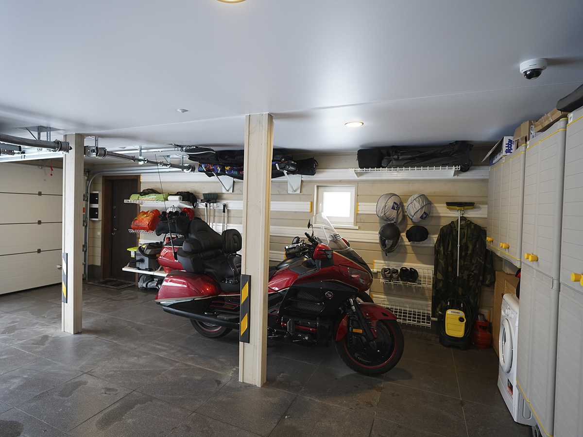 место для мотоцикла в гараже