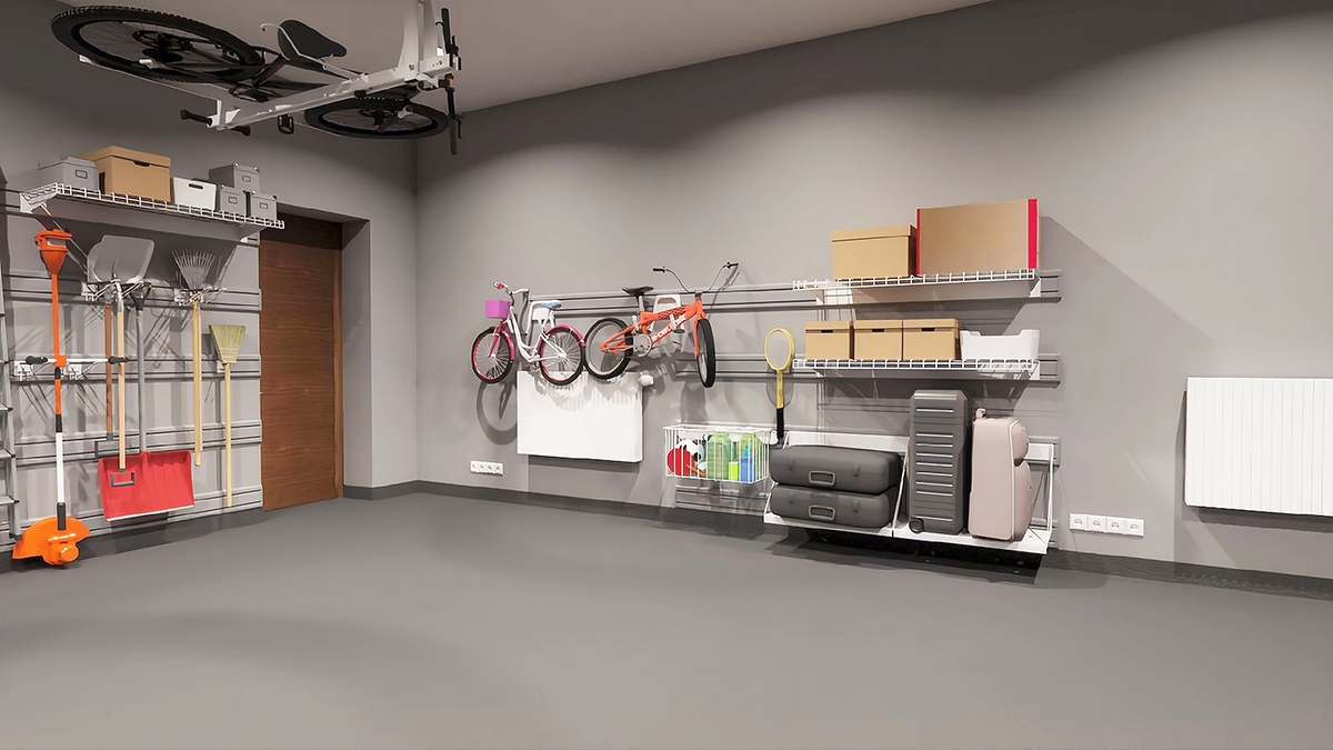 обустройство гаража с системой хранения на направляющих TekTrak серого цвета