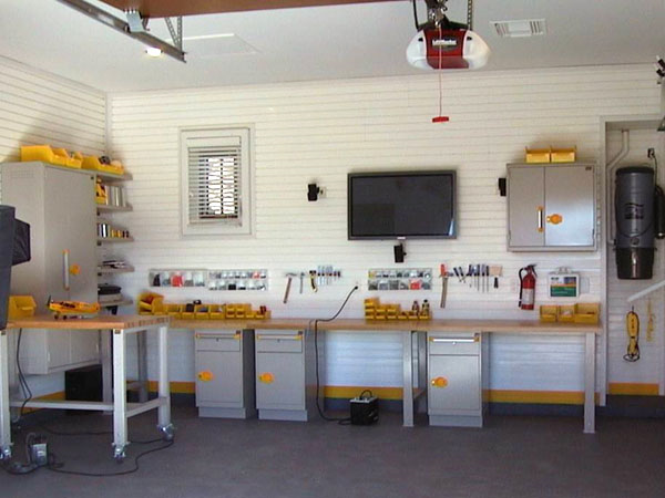 Фото гаража с мастерской, оборудованной верстаками GarageTek