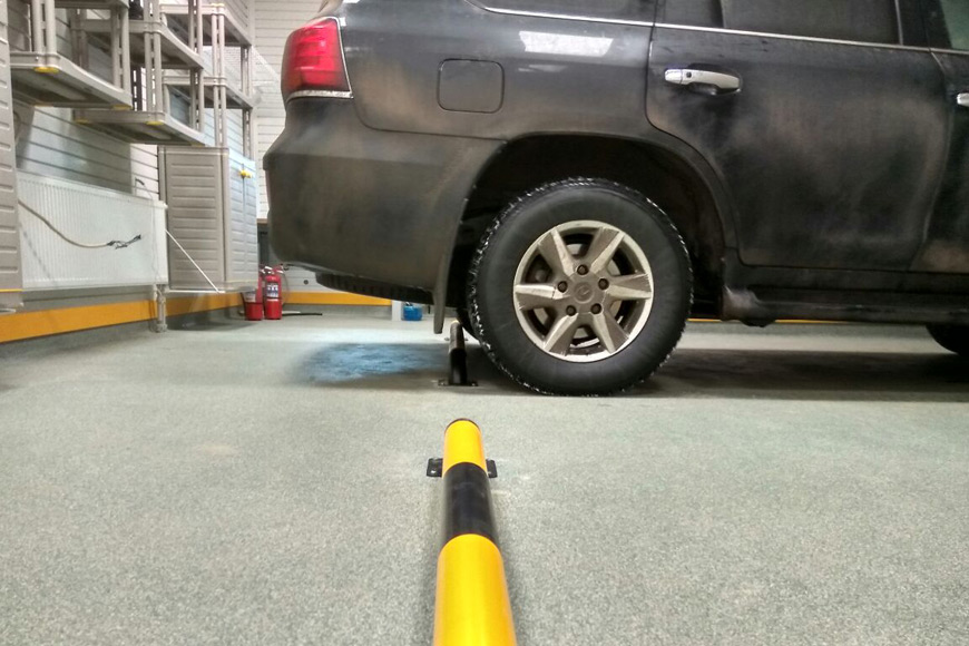 колесные упоры для облегчения парковки в гараже  