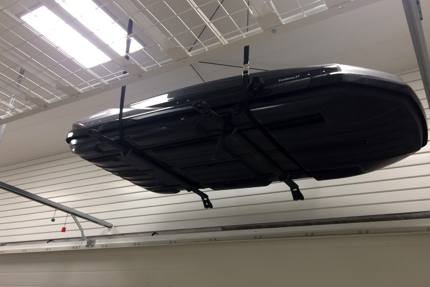 Для хранения автобокса на потолке гаража  используется четырехточечный подъемник