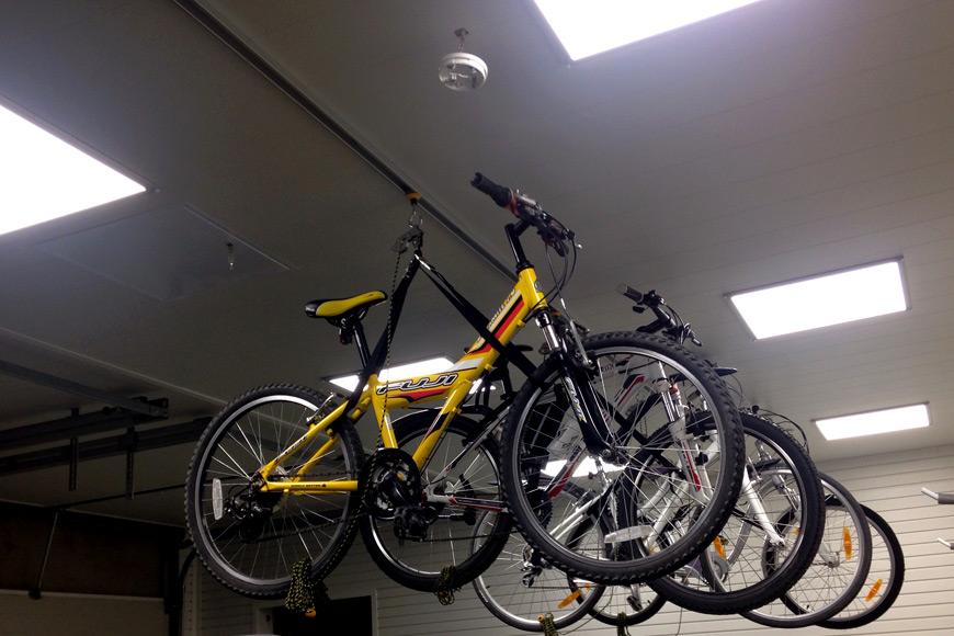 одноточечный подъемник для размещения велосипеда на потолке в гараже