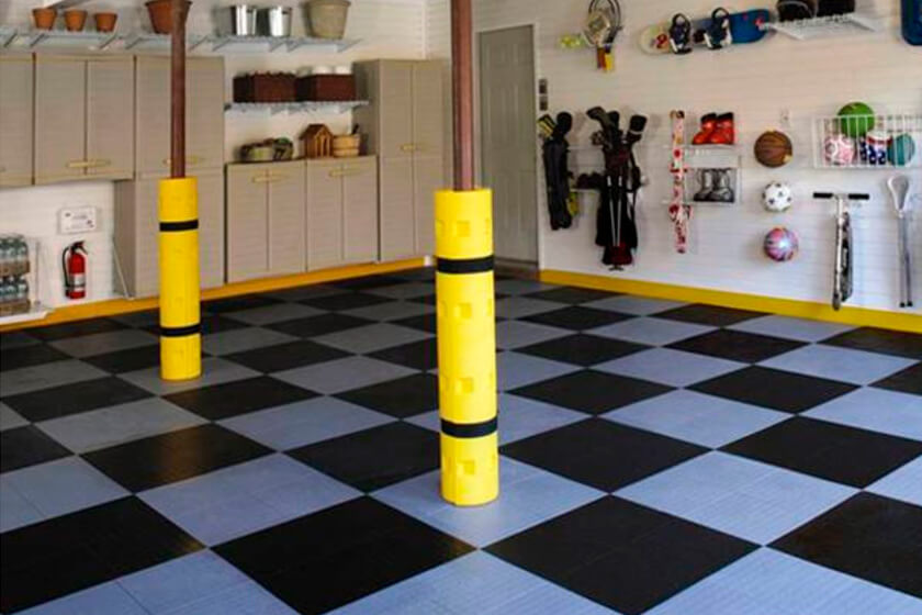 Пол в гараже из ПВХ плиток, выложенных в шахматном порядке
