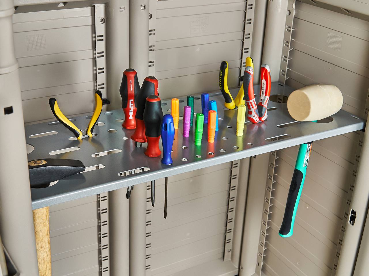 Территория мастера: как организовать хранение инструмента в гараже