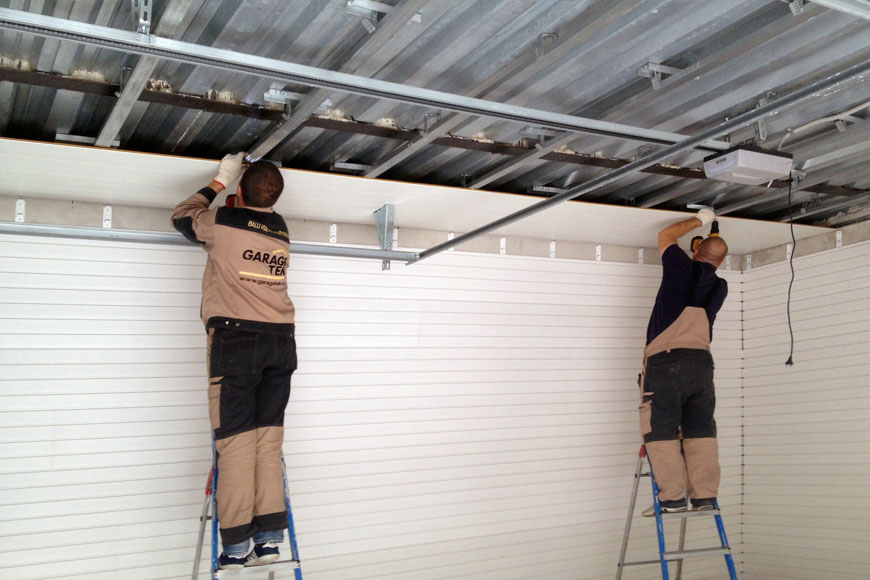 Монтаж потолочных панелей TekSide и организация освещения в гараже от компании ГаражТек