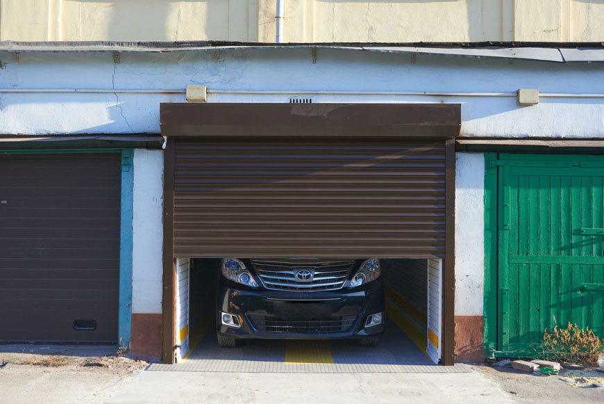 Рулонные ворота не отнимают площадь гаража и облегчают парковку