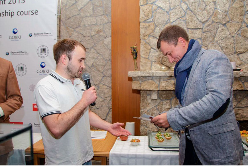 Иван Семенов, руководитель подразделения компании ГаражТек в Санкт-Петербурге, вручает счастливчику, победившему в лотерее главный приз - сертификат на разработку дизайн-проекта обустройства гаража