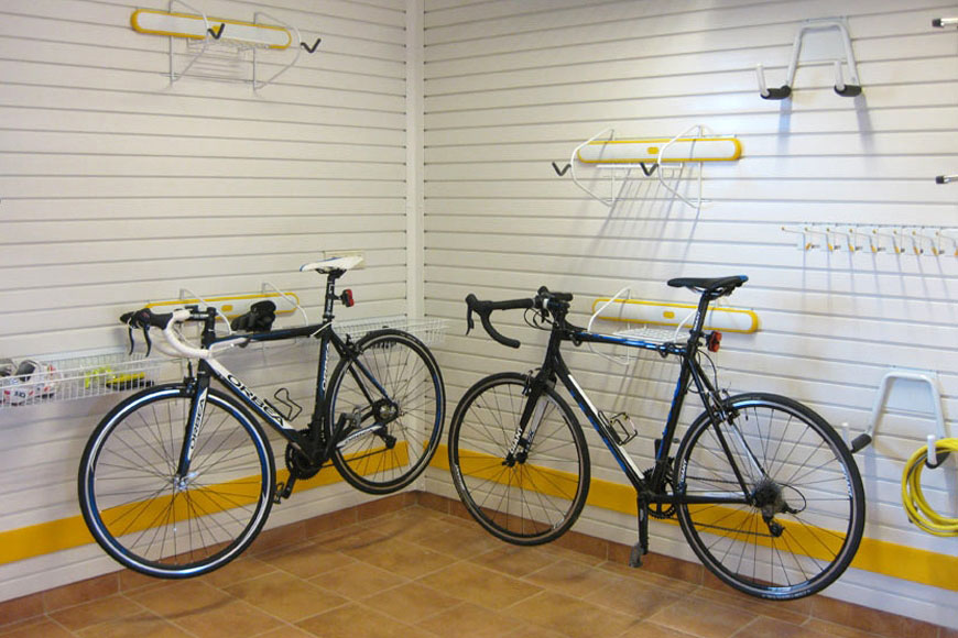 Хранение велосипеда на стене и потолке в гараже 4