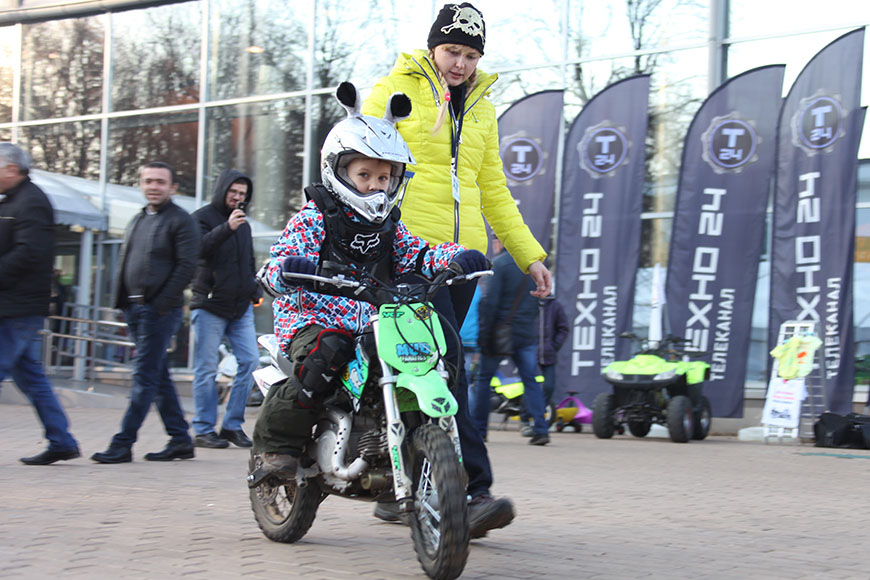 ...перед павильоном проводятся соревнования по мото-джимхане - скоростному маневрированию на мотоциклах среди детей...