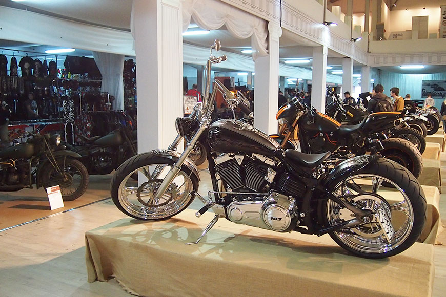 А вот невероятный кастом мотоцикла Harley-Davidson - ещё один из экспонатов павильона 7А...