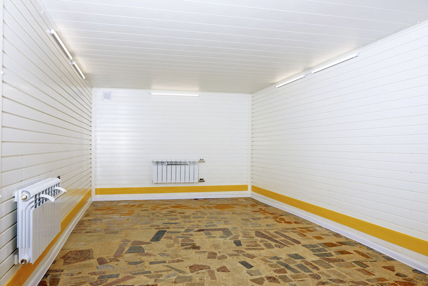 Обустройство гаража от ГаражТек: на стенах - панели TekPanels, на потолке - панели TekSide, по периметру - желтый молдинг