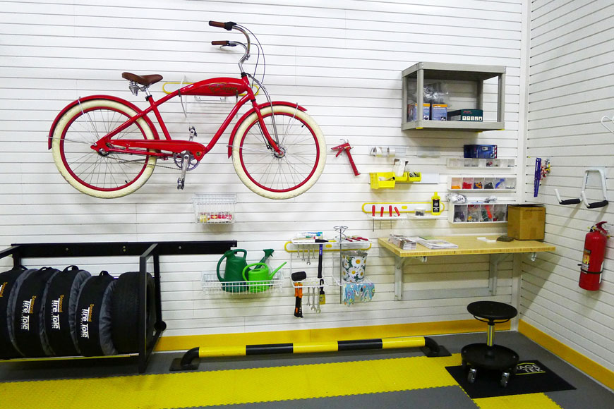 Хранение велосипеда на стене и потолке в гараже 2