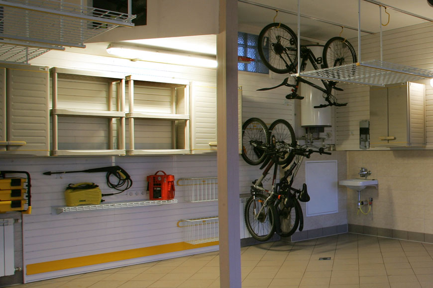 подвесить велосипед под потолок с помощью D или С-образных подвесов