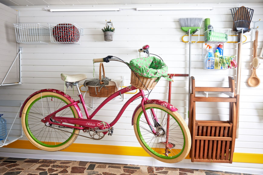 размещение велосипеда на горизонтальном кронштейне в гараже