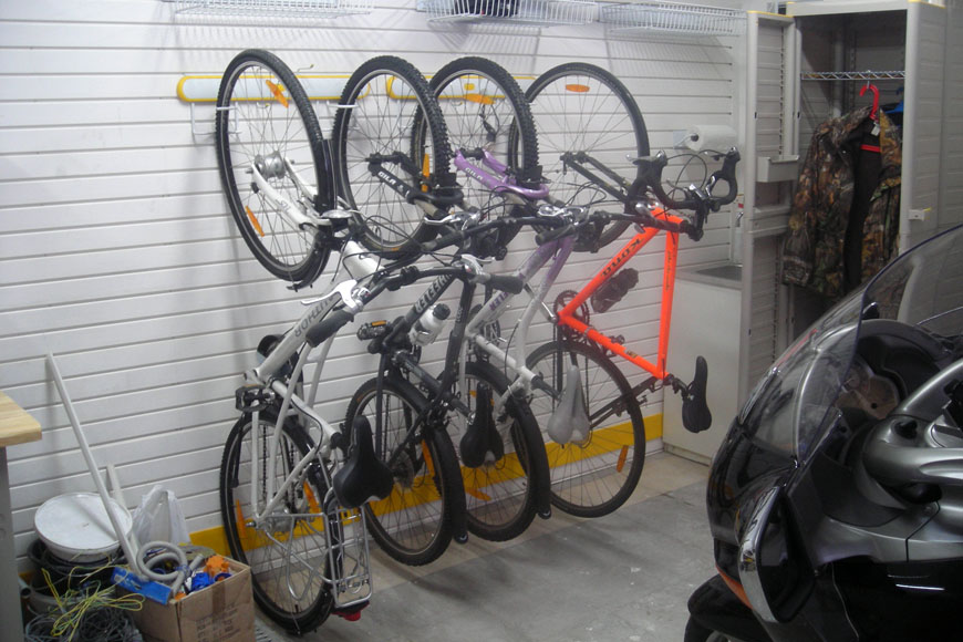 Хранение велосипеда на стене в гараже