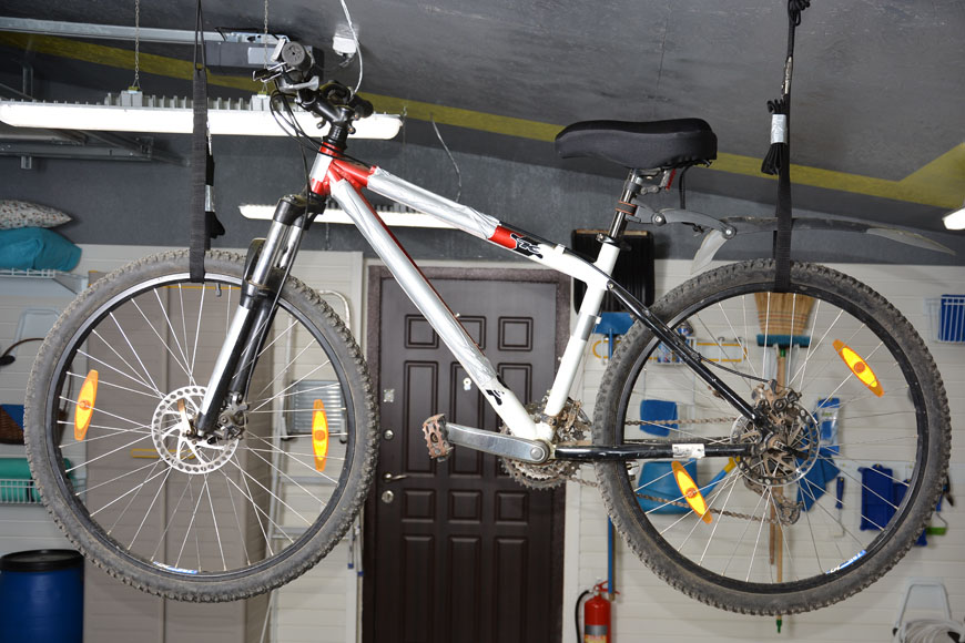 Хранение велосипеда на стене и потолке в гараже 3