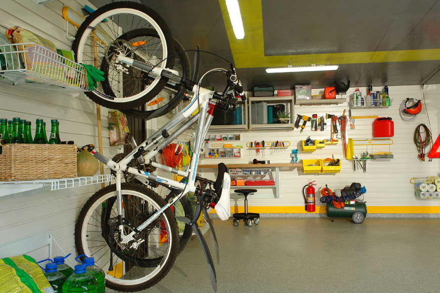 Хранение велосипеда на стене и потолке в гараже