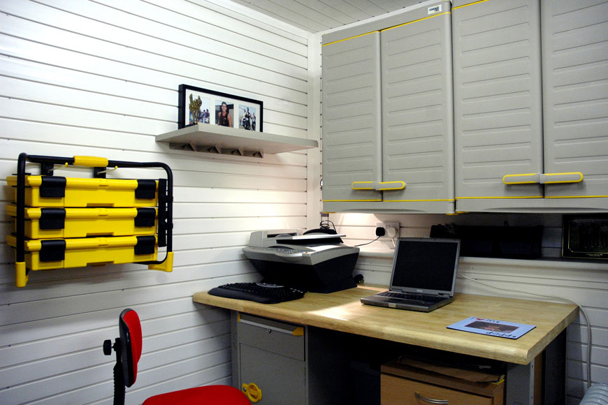 минимализм и лаконичность гаражного мини-офиса 1