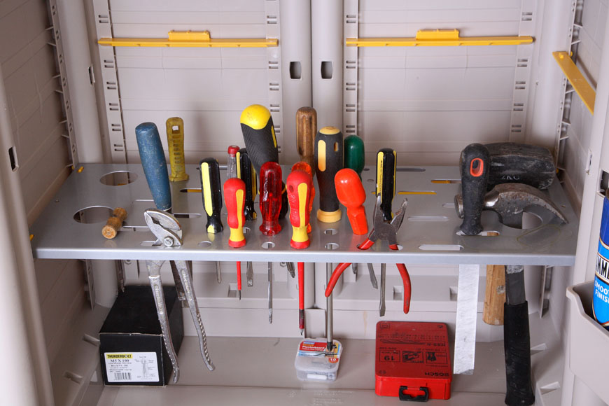 полка для хранения ключей, отверток и небольших инструментов в гараже