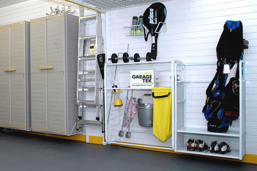 Универсальный стеллаж от системы GarageTek для хранения спортинвентаря, обуви и детских принадлежностей. 