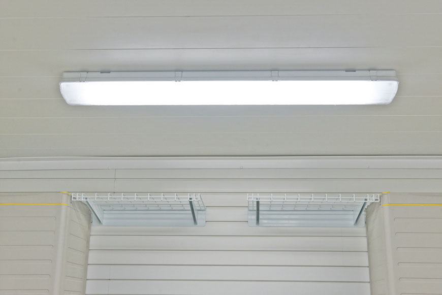 Потолочное освещение гаража: такие светильники обеспечивают ровный мягкий свет
