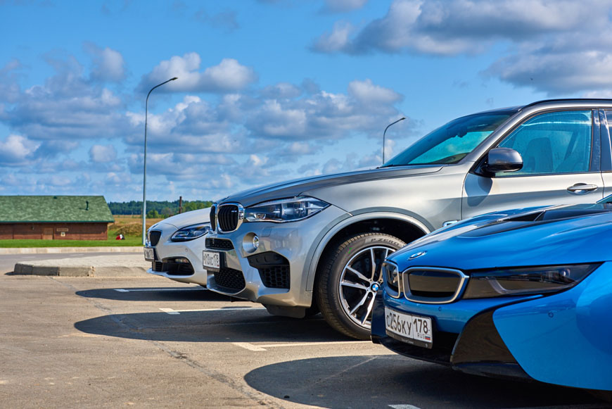 Инструкторы BMW внимательно следили за техникой безопасности и экспертно консультировали по всем тонкостям вождения того или иного автомобиля.