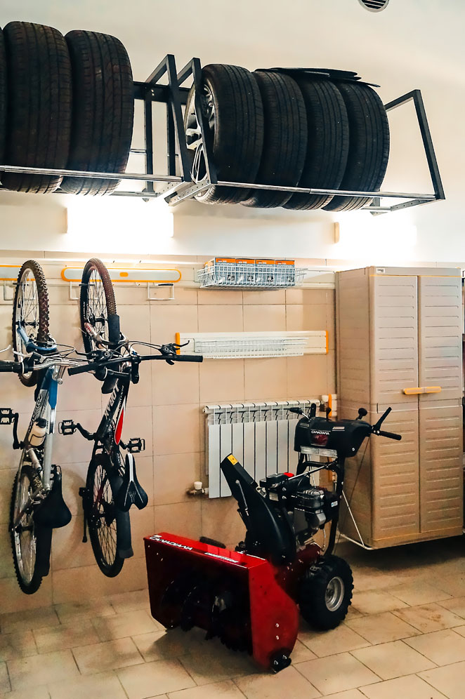 Проект обустройства гаража системой хранения GarageTek на треках в гараже с отделкой из плитки 2