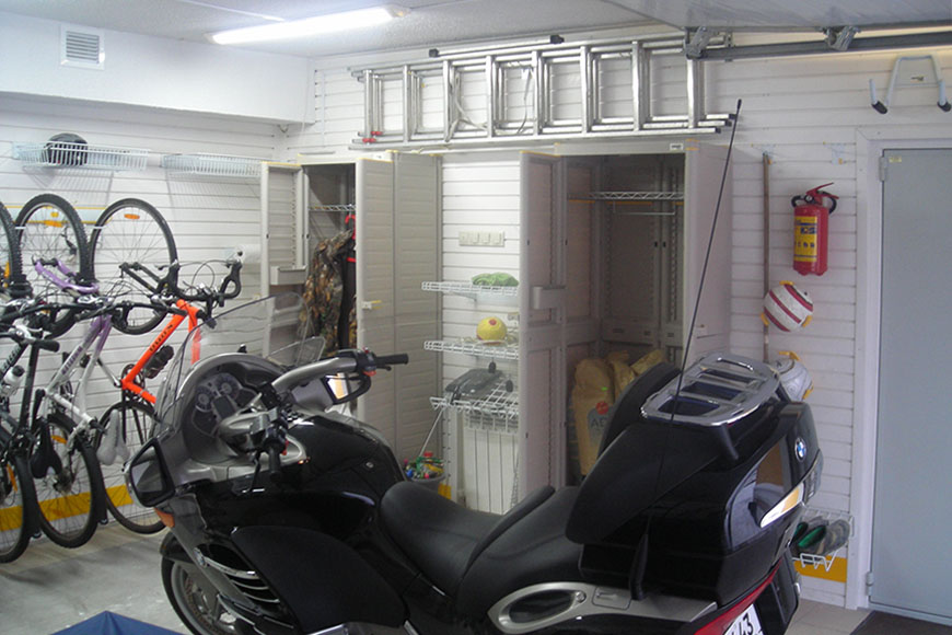 вместительный гараж для мотоциклиста 