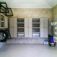 Система хранения на направляющих в гараже с отделкой плиткой
